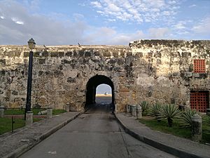 Archivo:Puerta de santo Domingo. Cartagena. Colombia
