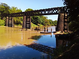 Archivo:Río Tebicuary, a su paso por debajo del puente del extinto FFCC Carlos Antonio López, hoy llamado "Vía Cué"