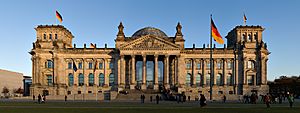 Archivo:Reichstag building Berlin view from west before sunset