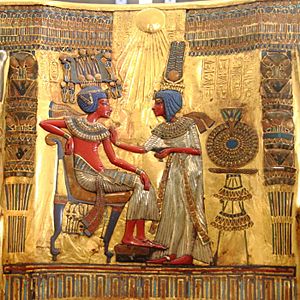 Archivo:Respaldo del trono de oro de Tutankamón