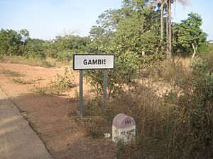 Archivo:Road in Gambia 0004