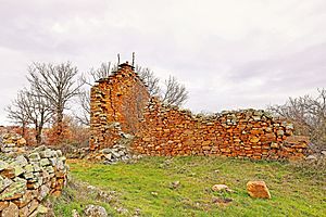 Archivo:Ruinas en Combarros