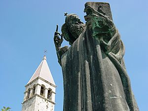 Archivo:Sculpture of Gregorious of Nin - Split - Croatia