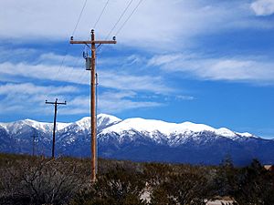 Archivo:Sierra Blanca and electricity pole