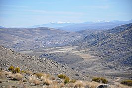 Riofrío desde la sierra de la Paramera con la Sierra de Guadarrama al fondo