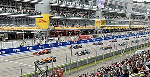 Archivo:Starting grid on 2021 Russian Grand Prix 03