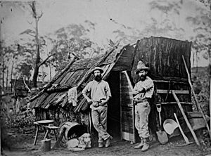 Archivo:StateLibQld 1 102208 Gold miners outside a bark hut, Queensland, ca. 1870