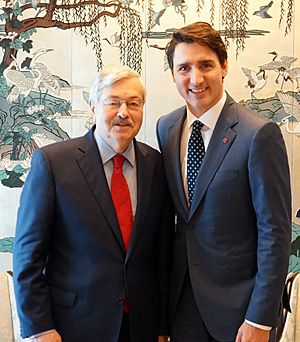 Archivo:Terry Branstad with Justin Trudeau - 2017 (24042076627)