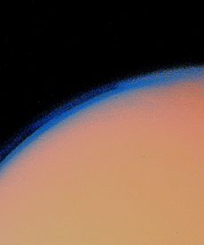 Archivo:Titan's thick haze layer-picture from voyager1