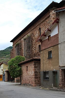 Calle de Tobía con la iglesia a la derecha.