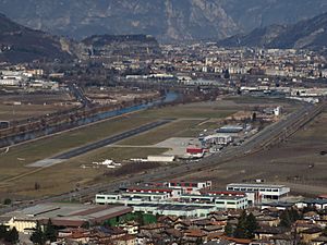 Archivo:Trento-Gianni Caproni airport seen from Obere Batterie Mattarello