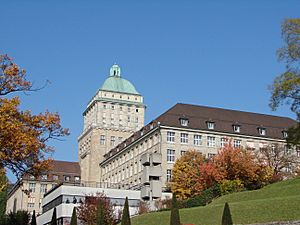 Archivo:University Zurich Main Building
