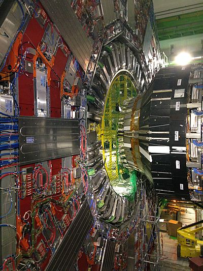Archivo:View inside detector at the CMS cavern LHC CERN