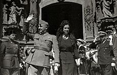 Archivo:Visita de Francisco Franco y su esposa, Carmen Polo, en un acto religioso en la iglesia de Santa María (5 de 6) - Fondo Car-Kutxa Fototeka