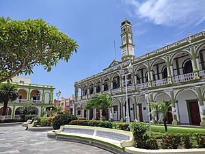 Archivo:Vista del Palacio Municipal de Alvarado desde el parque central de la ciudad.