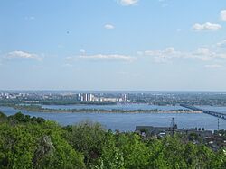 Вид на Энгельс Саратовский мост и городской пляж из Парка Победы.jpg