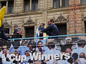 Archivo:2011 FA Cup Final Victory Parade (3)