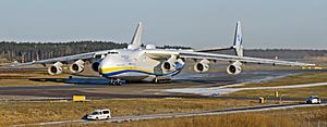 Archivo:Antonov An-225