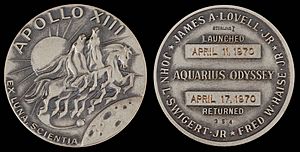 Archivo:Apollo 13 Flown Silver Robbins Medallion (SN-354)