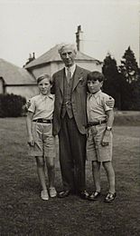 Archivo:Bertrand Russell with his children