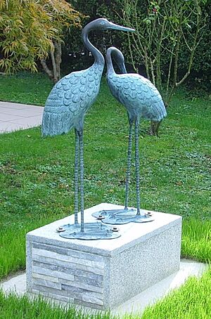 Archivo:Bronze-Sculpture of cranes, Croatia