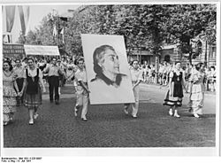 Archivo:Bundesarchiv Bild 183-11225-0007, Budapest, II. Weltfestspiele, Festumzug, spanische Delegation