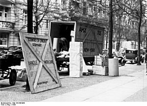 Archivo:Bundesarchiv Bild 183-E03468, Berlin, Emigration von Juden, Umzugswagen
