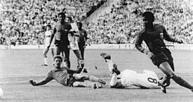 Archivo:Bundesarchiv Bild 183-N0615-0032, Fußball-WM, Italien - Haiti 3-1