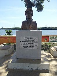 Archivo:Busto del Poeta Nacional Pedro Mir