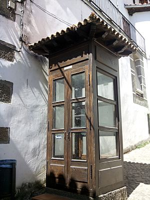 Archivo:Cabina de teléfonos de madera de Hervás, Cáceres (España).