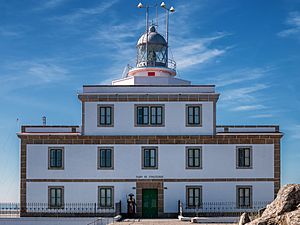 Archivo:Cabo de Fisterra - Faro -BT- 01
