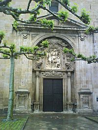 Archivo:Cegama, portico de la iglesia de San Martín de Tours