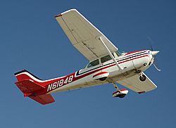 Archivo:Cessna172-CatalinaTakeOff