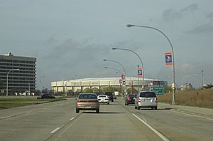 Archivo:Charles Lindberg Boulevard towards the Nassau Veterans Memorial Coliseum, Uniondale, New York - 20070427