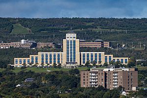 Archivo:Confederation Building (front), St. John's, Newfoundland, Canada