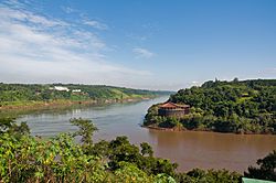 Archivo:Confluence of the Iguazu and Parana rivers, Puerto Iguazu, Misiones, Argentina, 6th. Jan. 2011 - Flickr - PhillipC