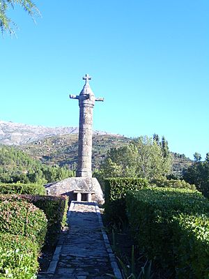 Archivo:Cruz del Rollo, Mombeltrán (Ávila)