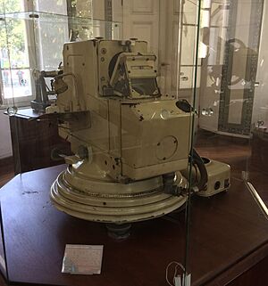 Archivo:Danjon Prismatic Astrolabe (1954), Quito Astronomical Observatory