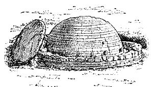 Archivo:Early stupa 6 meters in diameter with fallen umbrella on side in Chakpat near Chakdara