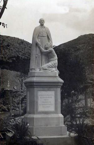 Archivo:Estatua del padre Carlos Ferris en Fontilles