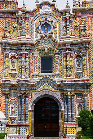 Archivo:Fachada del Templo de San Francisco Acatepec (retablo)