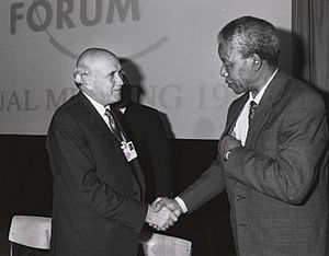 Archivo:Frederik de Klerk with Nelson Mandela - World Economic Forum Annual Meeting Davos 1992