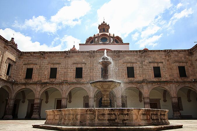 Fuente Octagonal patio principal Clavijero