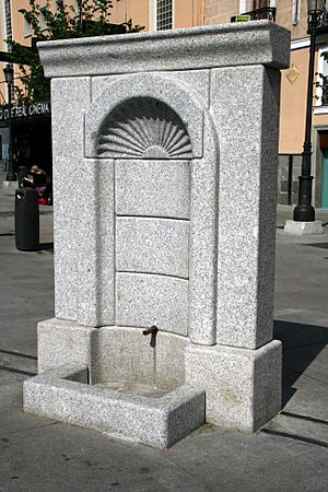 Archivo:Fuente de los Caños del Peral-2011-Reconstruida