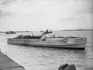 Archivo:German E-Boat S 204 surrenders at Felixstowe on 13 May 1945