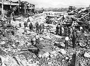Archivo:German bombing of Piraeus