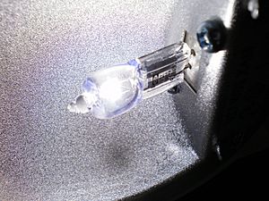 Archivo:Halogen lamp operating