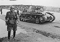 Archivo:Hauptmann Herbert Stemmer in front of a PzKpfw I