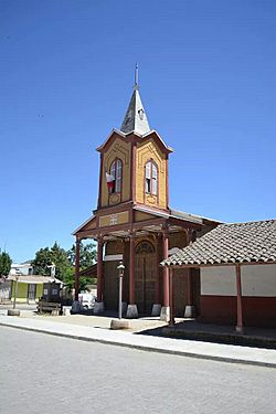 Iglesia Villa Alhue, Región Metropolitana 2014-05-01 04-09.jpg