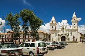 Archivo:Iglesia de la plaza de Jauja.